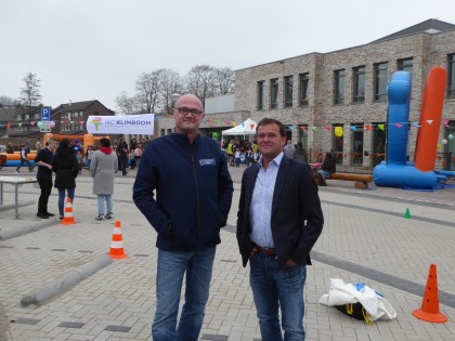 Robert Dekker, Groen & Aldenkamp Installatietechnieken, (links) en Henk Beusekamp, Legrand Nederland, (rechts) voor het nieuwe pand van IKC Klimboom in Zoetermeer